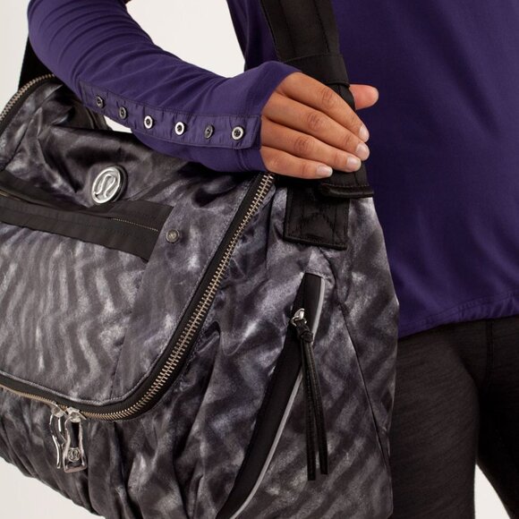 Lululemon Yoga Moto Messenger Bag Blazer Print (Black & Grey Chevron) - EUC! - Picture 6 of 15